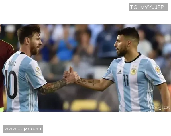 足球明星在赛场上幽默瞬间引发全场欢笑令人忍俊不禁的搞笑时刻